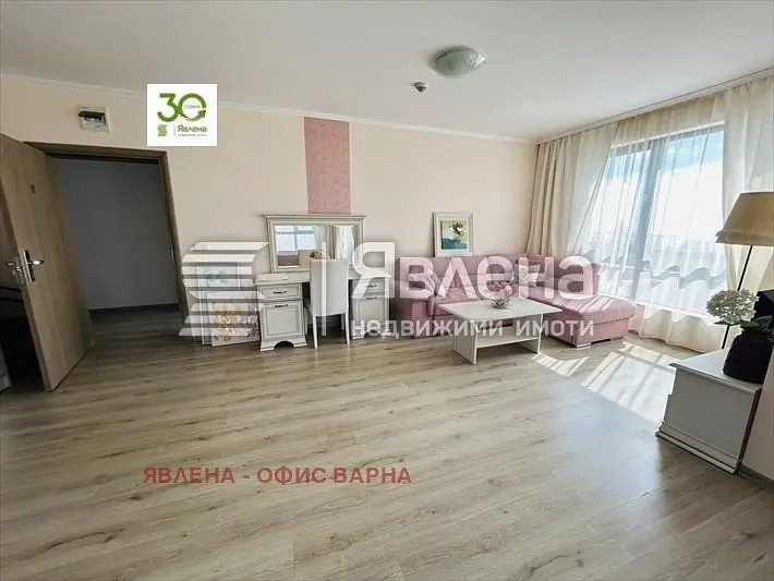 Salon; lumière naturelle, parquet