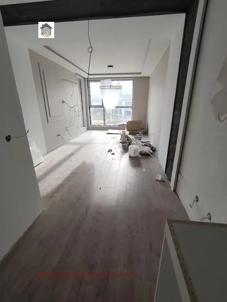 Autre; nécessite rénovation, lumière naturelle