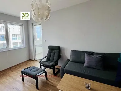 Obývací pokoj; dřevěná podlaha, přirozené světlo, moderní styl