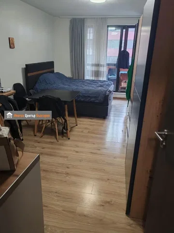 Camera da letto; pavimento in legno, luce naturale