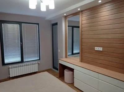 Camera da letto; luce naturale, pavimento in legno, stile moderno