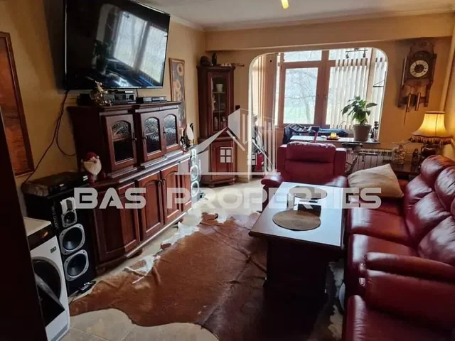 Soggiorno; stile rustico, travi in legno, pavimento in legno