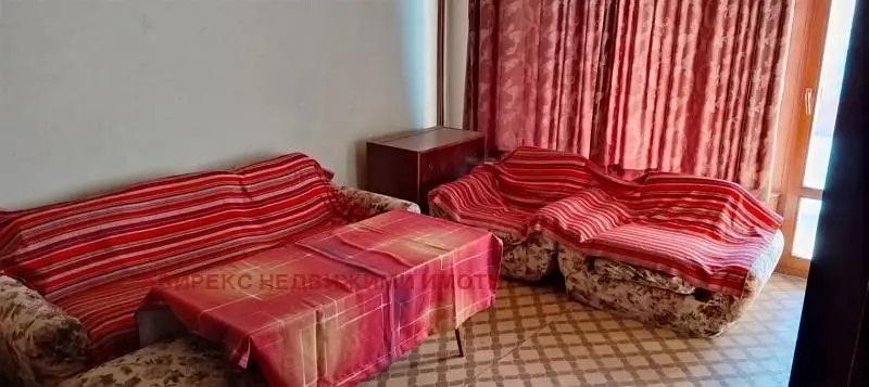 Salon; style rustique, nécessite rénovation