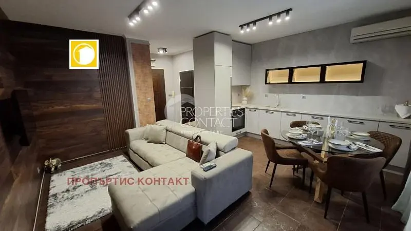 Woonkamer; tegelvloer, keukenapparatuur, natuurlijk licht