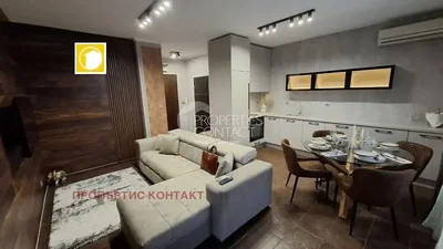 Woonkamer; tegelvloer, keukenapparatuur, natuurlijk licht