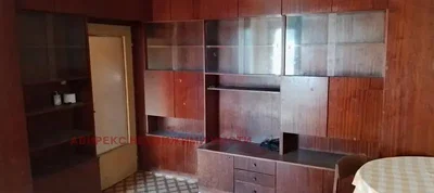 Salon; poutres en bois, nécessite rénovation, intérieur sombre