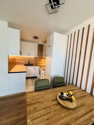 Cucina; elettrodomestici, luce naturale, stile moderno, pavimento in legno