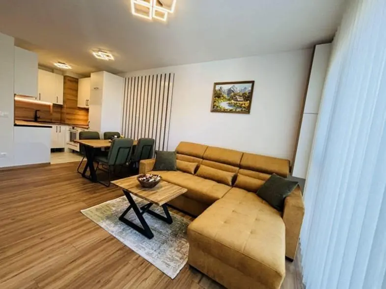 Soggiorno; luce naturale, stile moderno, pavimento in legno