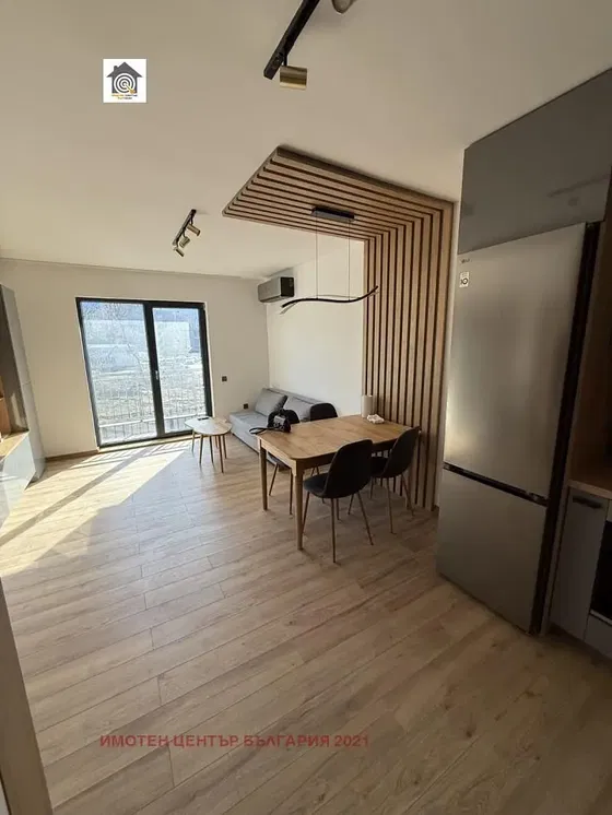 Кухиња; поглед, кухињски апарати, природно светло, модерни стил, плочице