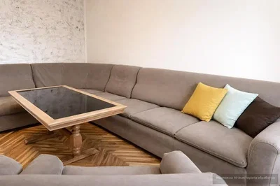 Soggiorno; pavimento in legno, luce naturale, stile moderno