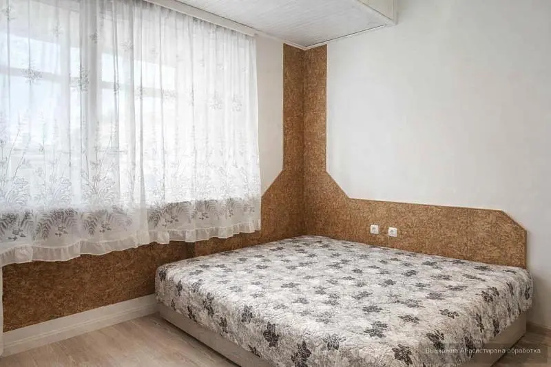 Camera da letto; luce naturale, pavimento in legno