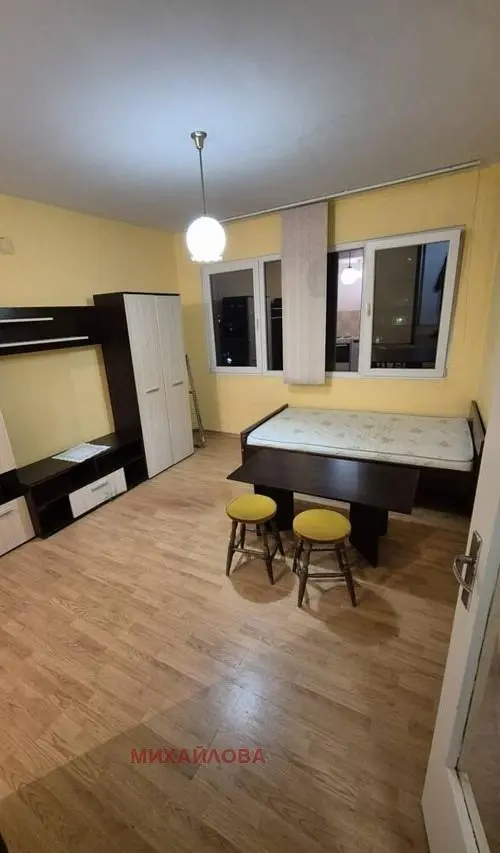 Camera da letto; pavimento in legno, luce naturale