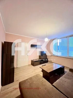 Oturma odası; ahşap zemin, doğal ışık