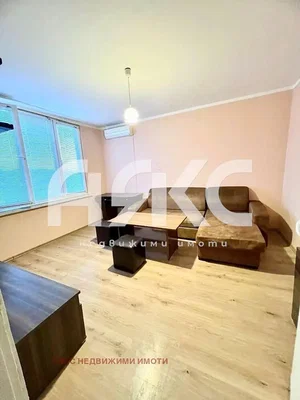 Oturma odası; ahşap zemin, doğal ışık