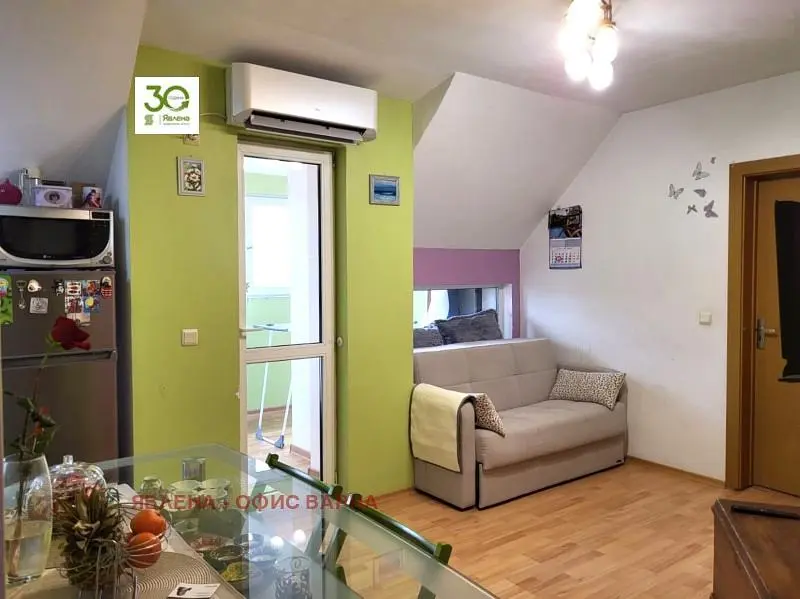 Oturma odası; mutfak aletleri, doğal ışık, modern stil