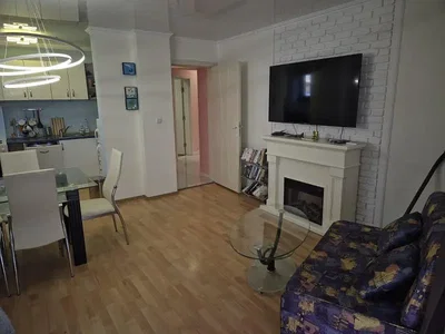 Oturma odası; şömine, ahşap zemin, modern stil