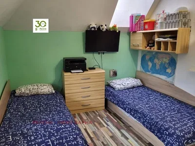 Çocuk odası; ahşap zemin, doğal ışık, modern stil