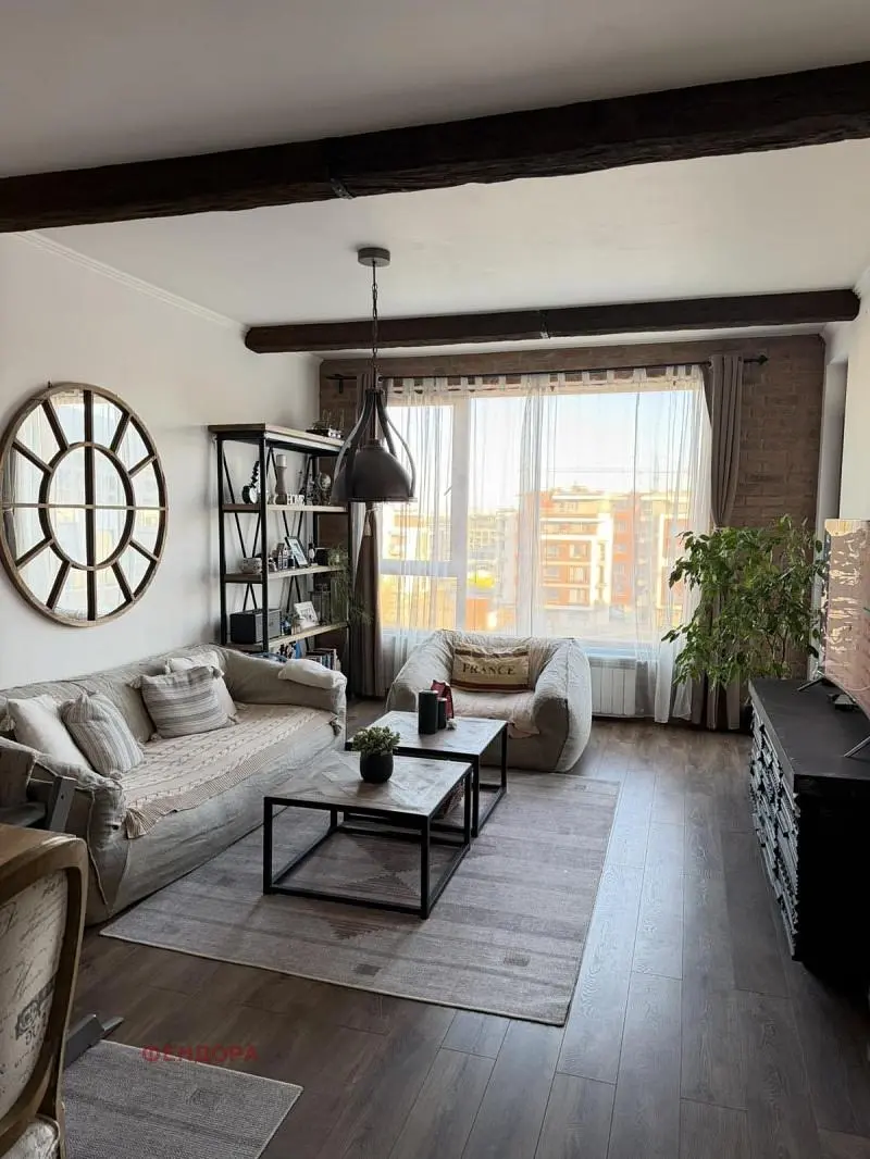 غرفة معيشة; إطلالة, عوارض خشبية, ضوء طبيعي, أسلوب عصري