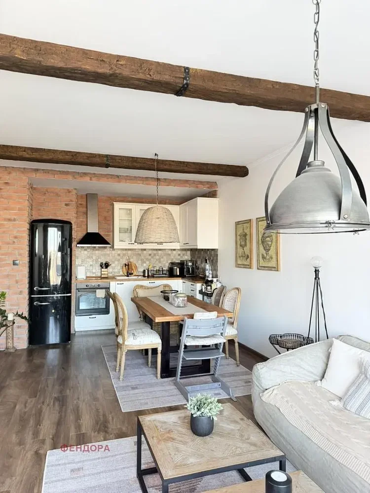 غرفة معيشة; عوارض خشبية, أسلوب ريفي, أجهزة المطبخ, ضوء طبيعي