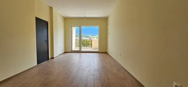 Soggiorno; vista, pavimento in legno, luce naturale