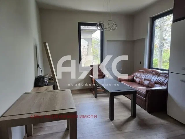 Soggiorno; vista, pavimento in legno, luce naturale, stile moderno