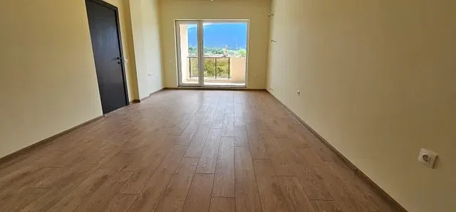 Soggiorno; vista, pavimento in legno, luce naturale