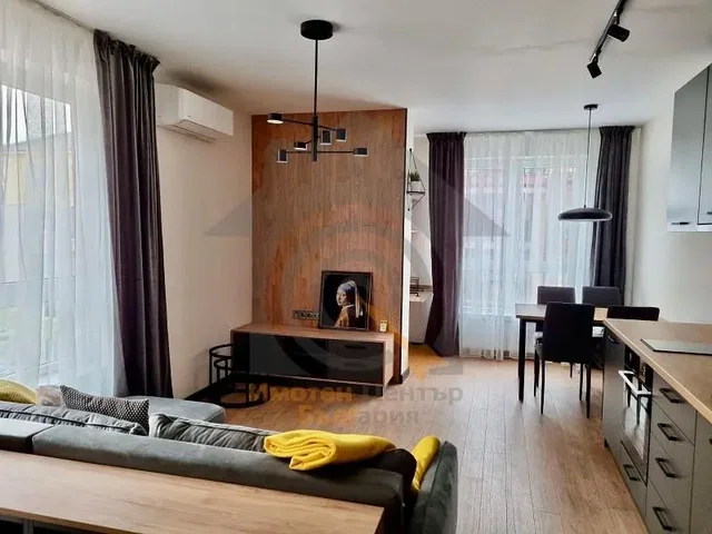 Soggiorno; camino, luce naturale