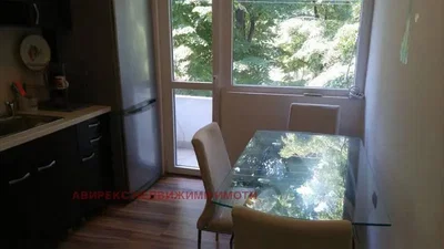 Cucina; vista, pavimento in legno, luce naturale