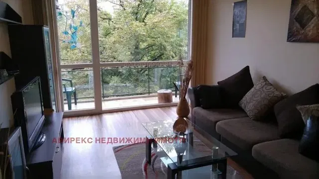 Soggiorno; vista, pavimento in legno, luce naturale, stile moderno