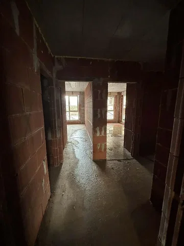 Остало; потребна реновација, природно светло