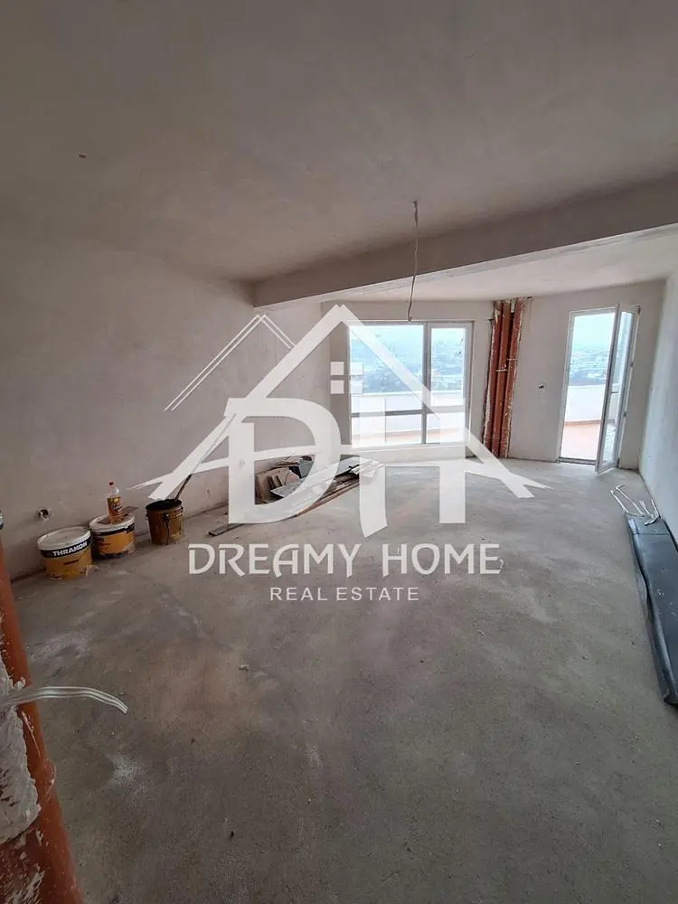 Salon; nécessite rénovation, lumière naturelle, vue