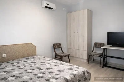 Camera da letto; pavimento in legno