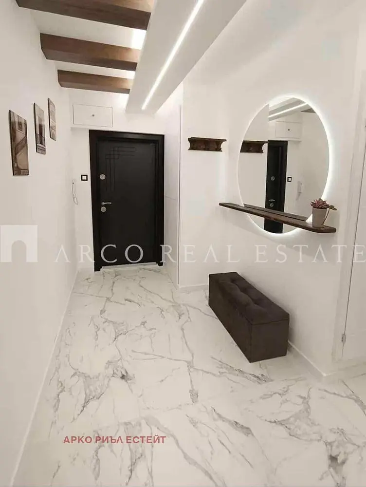 Guardaroba; pavimento in piastrelle, travi in legno, luce naturale, stile moderno