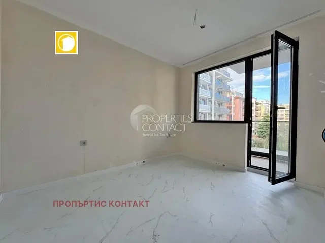 Soggiorno; vista, pavimento in piastrelle, luce naturale