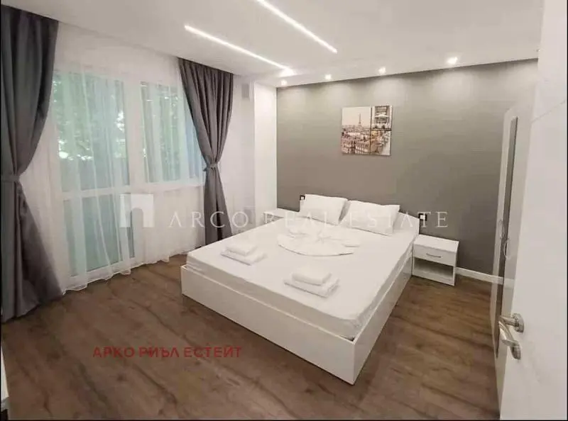 Camera da letto; luce naturale, pavimento in legno, stile moderno
