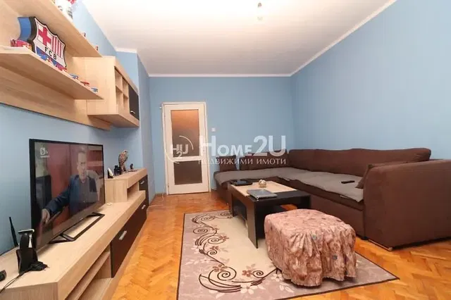 Дневна соба; дрвени под, природно светло