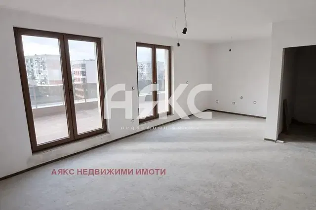 Дневна соба; поглед, потребна реновација, природно светло