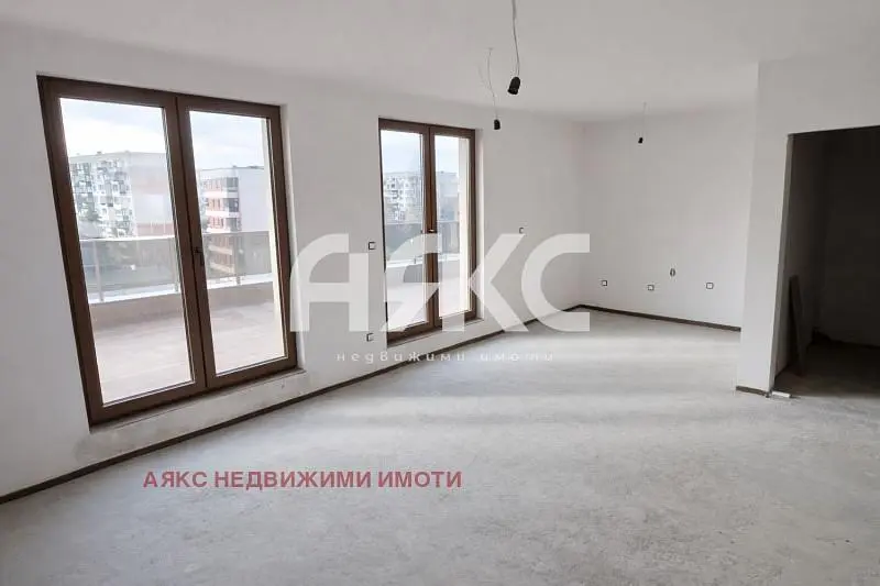 Дневна соба; поглед, потребна реновација, природно светло