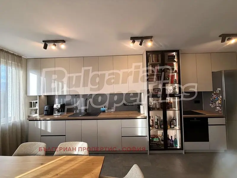 Kuhinja; kućanski aparati, prirodna svjetlost, moderan stil