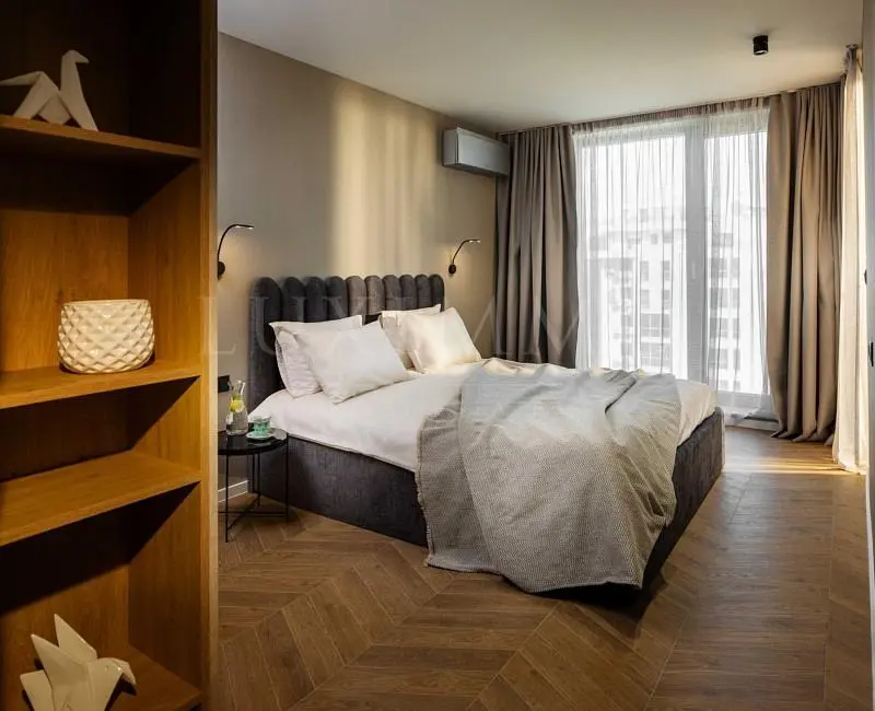 Спаваћа соба; дрвени под, природно светло, модерни стил