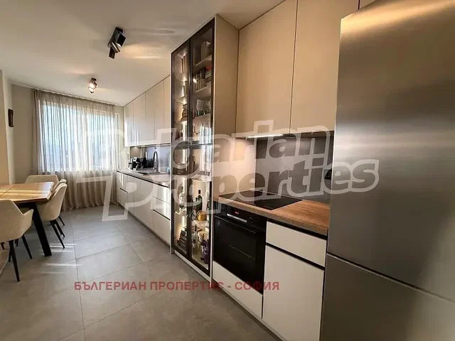 Mutfak; mutfak aletleri, fayans zemin, doğal ışık