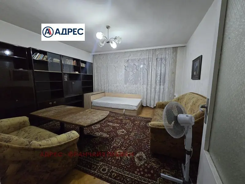 Oturma odası; ahşap zemin, rustik stil, doğal ışık