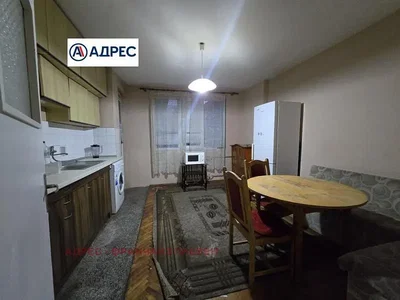 Mutfak; mutfak aletleri, fayans zemin, ahşap zemin