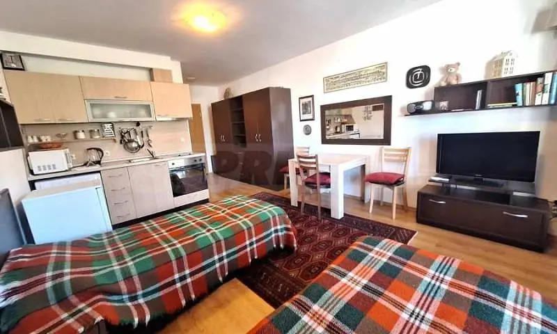 Kuhinja; kućanski aparati, drveni pod, prirodna svjetlost, rustikalni stil