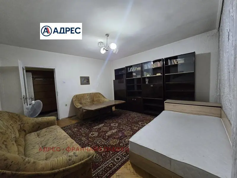 Oturma odası; ahşap zemin, doğal ışık