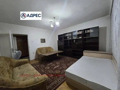 Oturma odası; ahşap zemin, doğal ışık