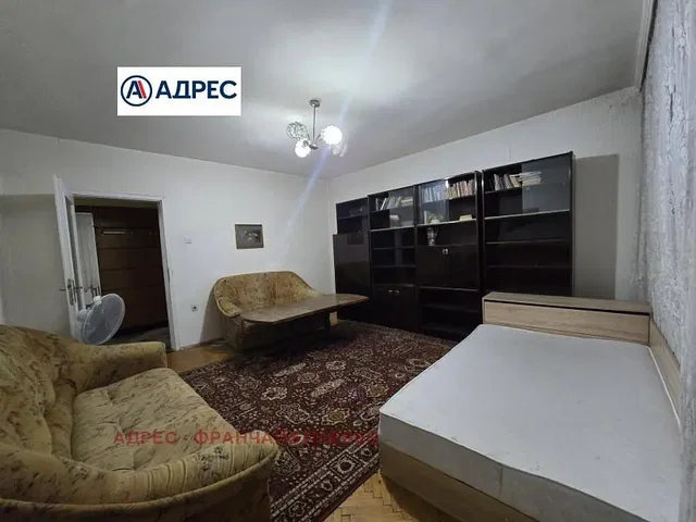 Soggiorno; pavimento in legno, luce naturale