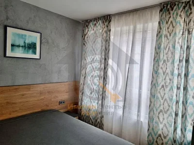 Yatak odası; ahşap zemin, modern stil, doğal ışık