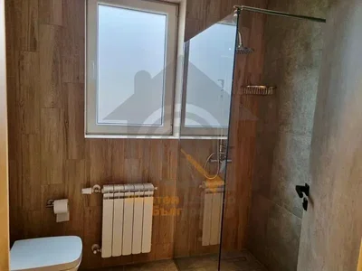 Banyo; fayans zemin, ahşap zemin, tadilatlı, doğal ışık, modern stil