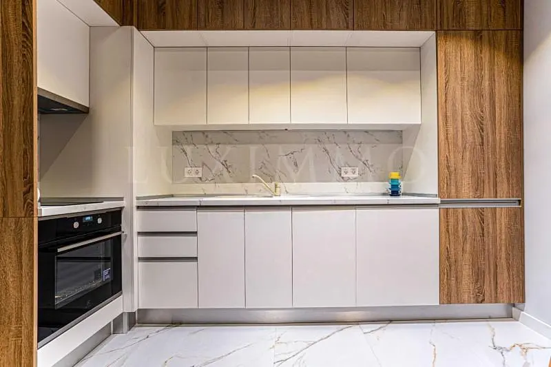 Cuisine; électroménager, rénové, lumière naturelle